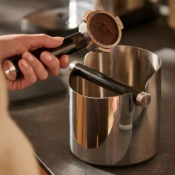 Tchibo Knock-Box Abklopfschale, Für Siebträger Espressomaschine, Zur Leichten Entsorgung Des Feuchten Kaffeesatzes, Silber / Schwarz, Edelstahl Und Gummi 9 Tchibo Knock-Box Abklopfschale, Für Siebträger Espressomaschine, Zur Leichten Entsorgung Des Feuchten Kaffeesatzes, Silber / Schwarz, Edelstahl Und Gummi -Kaffeegenuss Verkaufsgeschäft 34761fecdbd485c181ef024e91765001