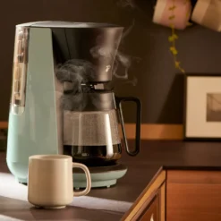 Tchibo Filterkaffeemaschine „Let’s Brew“, Für Bis Zu 10 Tassen Filterkaffee, 1,2L Aroma-Glaskaraffe, Edelstahl-Warmhalteplatte, Tropf-Stopp, Abschaltautomatik, Hellgrün -Kaffeegenuss Verkaufsgeschäft 42d48d3fec0b4d3382c7762526009882