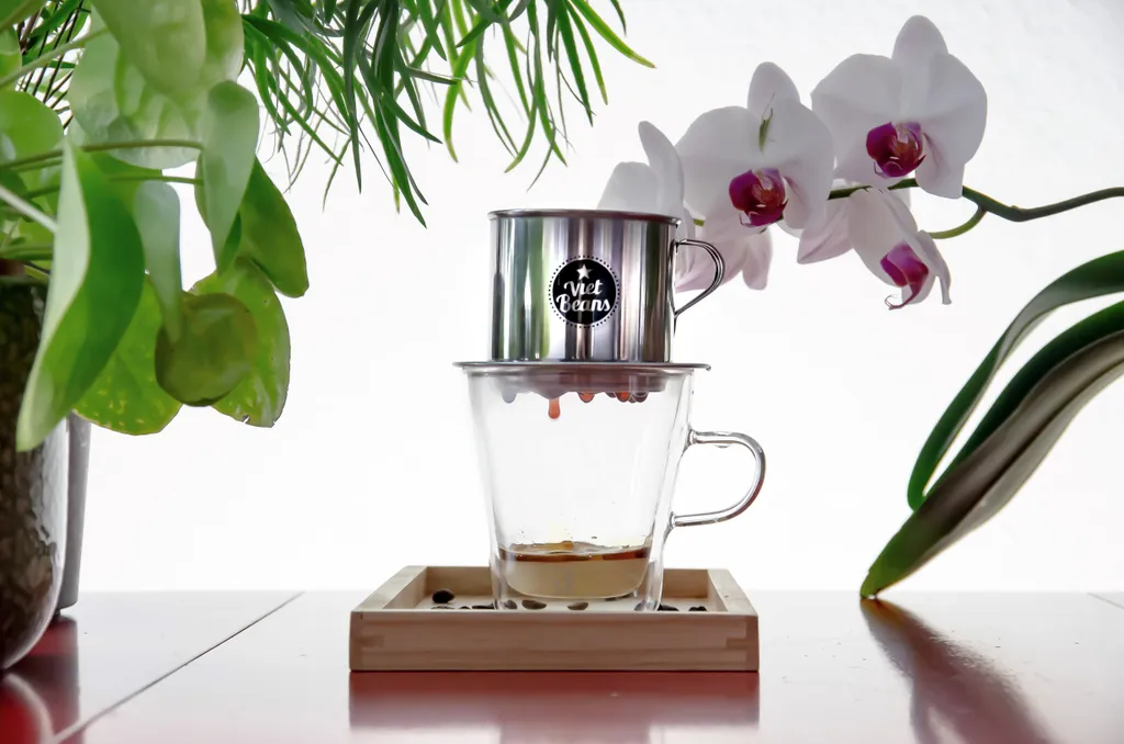 Vietnamesisches Kaffee-Starterset VietBeans Gemahlen - 2 X 250g Gemahlener Röstkaffee + Filter (Phin) + Gez. Kondensmilch 6 Vietnamesisches Kaffee-Starterset VietBeans Gemahlen - 2 X 250g Gemahlener Röstkaffee + Filter (Phin) + Gez. Kondensmilch – Bild 6