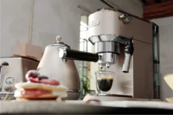 De'Longhi Delonghi Kaffeemaschine Dedica Metallics EC785.BG Pumpendruck 15 Bar, Eingebauter Milchaufschäumer, Manuell, 1300 W, Beige -Kaffeegenuss Verkaufsgeschäft 66c0e6372ccda500fe74d5d63a914cd8