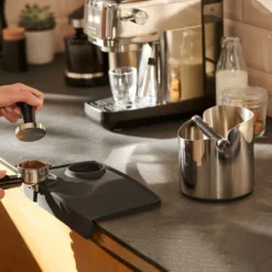 Tchibo Knock-Box Abklopfschale, Für Siebträger Espressomaschine, Zur Leichten Entsorgung Des Feuchten Kaffeesatzes, Silber / Schwarz, Edelstahl Und Gummi 11 Tchibo Knock-Box Abklopfschale, Für Siebträger Espressomaschine, Zur Leichten Entsorgung Des Feuchten Kaffeesatzes, Silber / Schwarz, Edelstahl Und Gummi -Kaffeegenuss Verkaufsgeschäft 743bc8b6f2ba0aa05e7174e0eb8d64fd