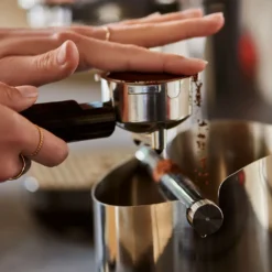 Tchibo Knock-Box Abklopfschale, Für Siebträger Espressomaschine, Zur Leichten Entsorgung Des Feuchten Kaffeesatzes, Silber / Schwarz, Edelstahl Und Gummi 10 Tchibo Knock-Box Abklopfschale, Für Siebträger Espressomaschine, Zur Leichten Entsorgung Des Feuchten Kaffeesatzes, Silber / Schwarz, Edelstahl Und Gummi -Kaffeegenuss Verkaufsgeschäft cdf2cb60ad59fd918c87cf972bdc7cd4