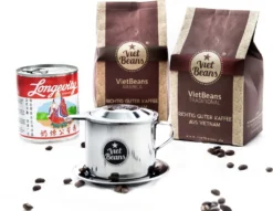 Vietnamesisches Kaffee-Starterset VietBeans Gemahlen - 2 X 250g Gemahlener Röstkaffee + Filter (Phin) + Gez. Kondensmilch 8 Vietnamesisches Kaffee-Starterset VietBeans Gemahlen - 2 X 250g Gemahlener Röstkaffee + Filter (Phin) + Gez. Kondensmilch -Kaffeegenuss Verkaufsgeschäft d7181f7d2ef11274d0cc4f39fc4f87b5